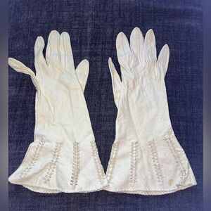 Vintage deerskin driving gloves, white with detail, size small 7